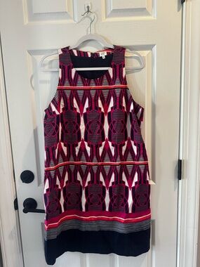 Crown & Ivy Sleeveless Geometric Print Shift Dress in Pink and Navy